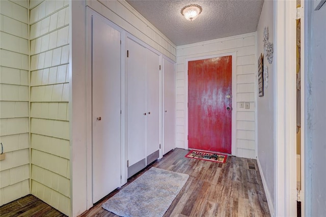 926 Park Cove Ln, Eucha, OK 74342 - foyer with wood finished floors and a textured ceiling