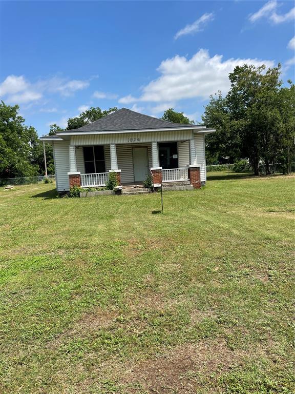 1624 W Idaho Ave, Chickasha, OK 73018 - rear view of house with covered porch and a yard