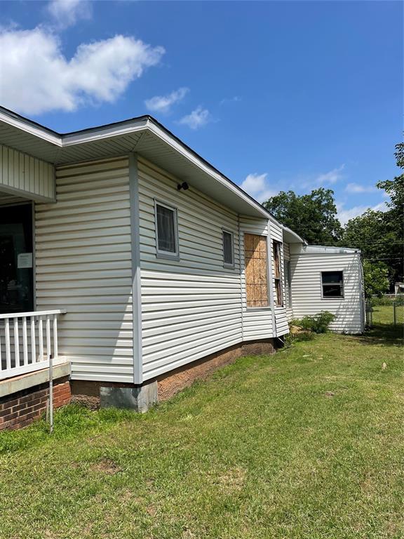 1624 W Idaho Ave, Chickasha, OK 73018 - view of side of home featuring a yard