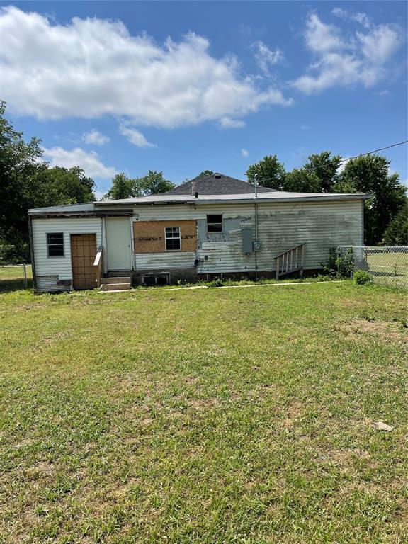 1624 W Idaho Ave, Chickasha, OK 73018 - back of house featuring entry steps