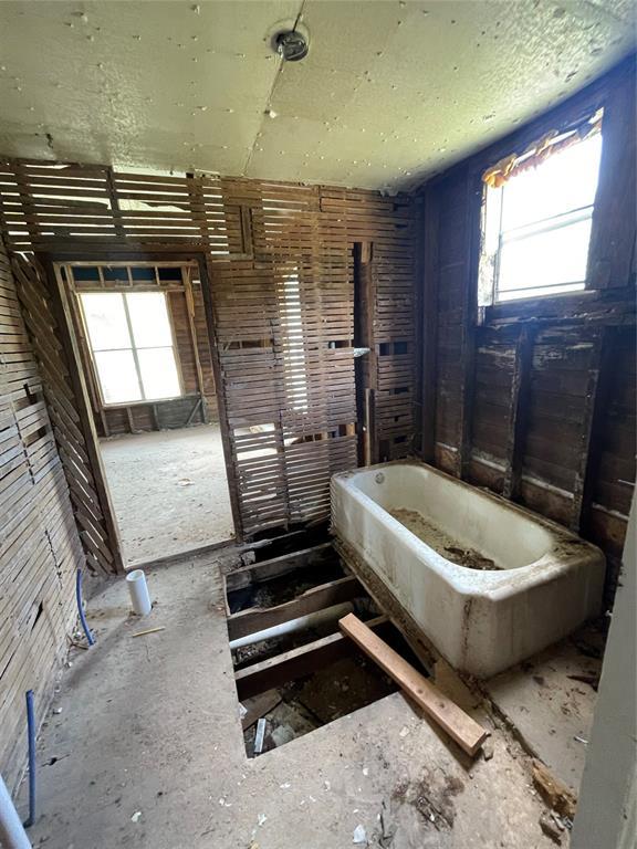 1624 W Idaho Ave, Chickasha, OK 73018 - bathroom with plenty of natural light
