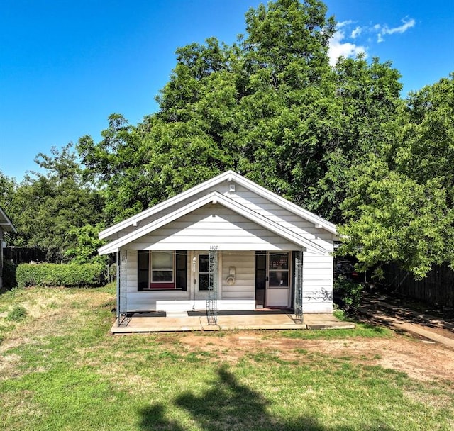 1407 S 9th St, Chickasha, OK 73018 - view of front facade featuring a porch