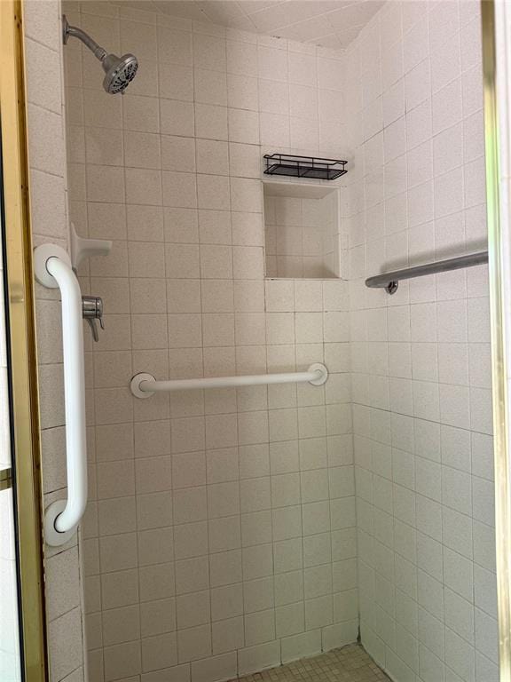 2125 Fremont Dr, The Village, OK 73120 - bathroom featuring tiled shower