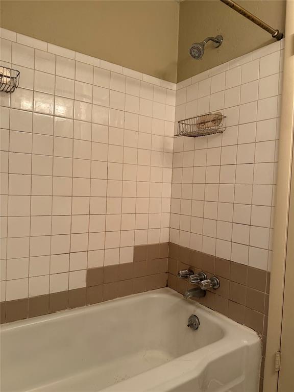 2125 Fremont Dr, The Village, OK 73120 - view of full bathroom