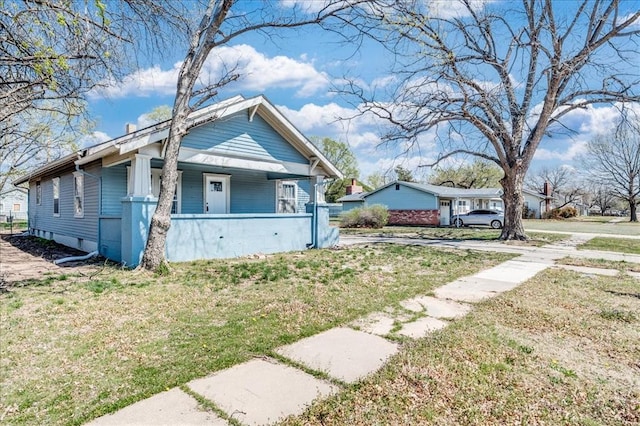 816 W Padon St, Blackwell, OK 74631 - view of front of home with a porch and a front yard