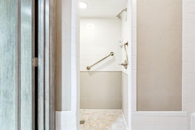 6206 Waterford Blvd Unit 78, Oklahoma City, OK 73118 - bathroom featuring a stall shower and a textured wall