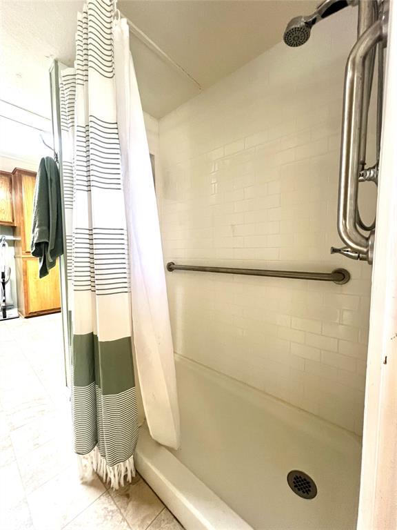 416 E Quail Rd, Chickasha, OK 73018 - bathroom featuring a shower with curtain