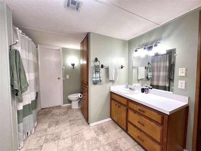 416 E Quail Rd, Chickasha, OK 73018 - bathroom with vanity, toilet, and baseboards