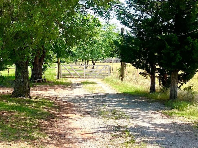 416 E Quail Rd, Chickasha, OK 73018 - view of road with a gate