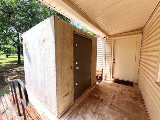 416 E Quail Rd, Chickasha, OK 73018 - view of exterior entry