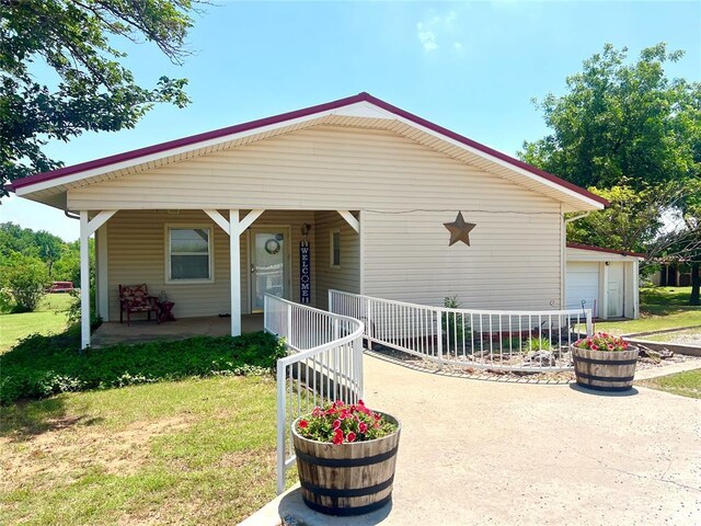 416 E Quail Rd, Chickasha, OK 73018 - view of front facade with a porch and a front yard