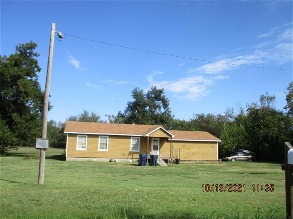 10025 N Ruth St, Spencer, OK 73084 - ranch-style house with a front yard