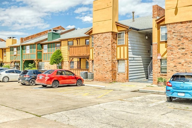 2604 N Ann Arbor Ave Unit 224, Oklahoma City, OK 73127 - view of property featuring uncovered parking