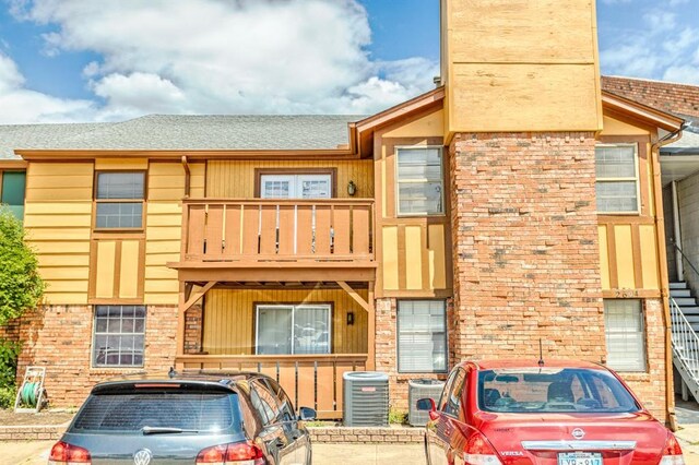 2604 N Ann Arbor Ave Unit 224, Oklahoma City, OK 73127 - view of property featuring a balcony and brick siding