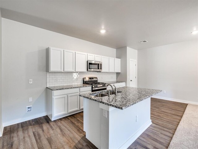 813 Stella Trl, Guthrie, OK 73044 - kitchen with appliances with stainless steel finishes, a sink, dark wood-style flooring, backsplash, and recessed lighting