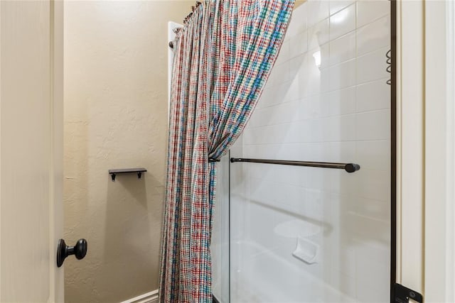 3201 Pinehurst Dr, Norman, OK 73072 - bathroom featuring curtained shower and a textured wall