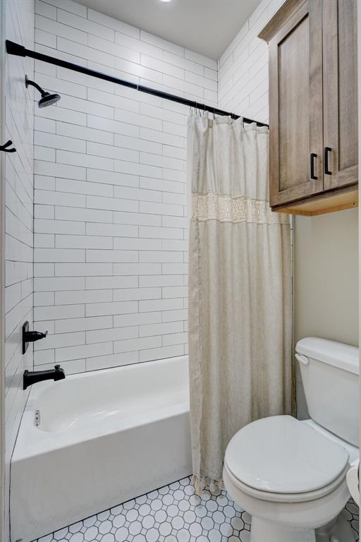 612 E Coffee Creek Rd, Edmond, OK 73034 - bathroom with toilet and shower / bath combo