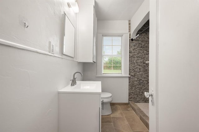 905 NE 21st St, Oklahoma City, OK 73105 - full bath featuring vanity, tiled shower, and toilet