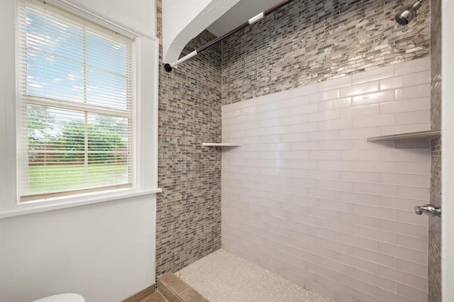 905 NE 21st St, Oklahoma City, OK 73105 - full bath with tiled shower and toilet