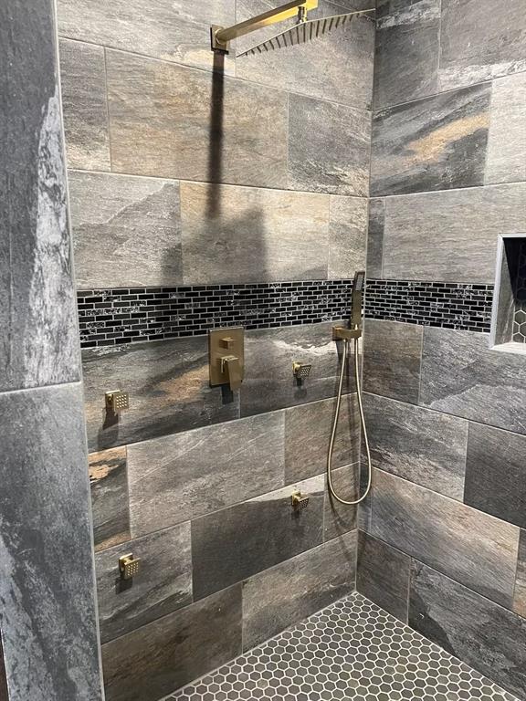 161 Champion Way, Broken Bow, OK 74728 - bathroom with a tile shower