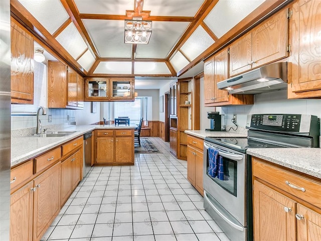 17612 Durbin Park Rd, Edmond, OK 73012 - kitchen featuring appliances with stainless steel finishes, under cabinet range hood, a sink, a wainscoted wall, and a chandelier