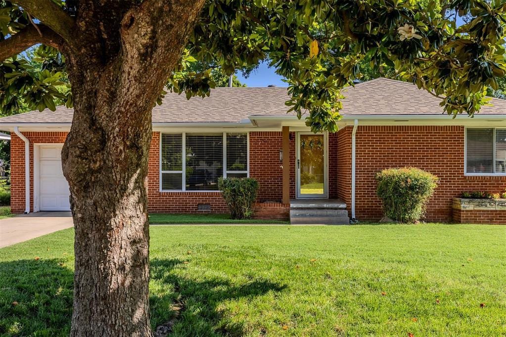 1231 Windsor Way, Norman, OK 73069 - ranch-style home featuring brick siding, a garage, and a front yard