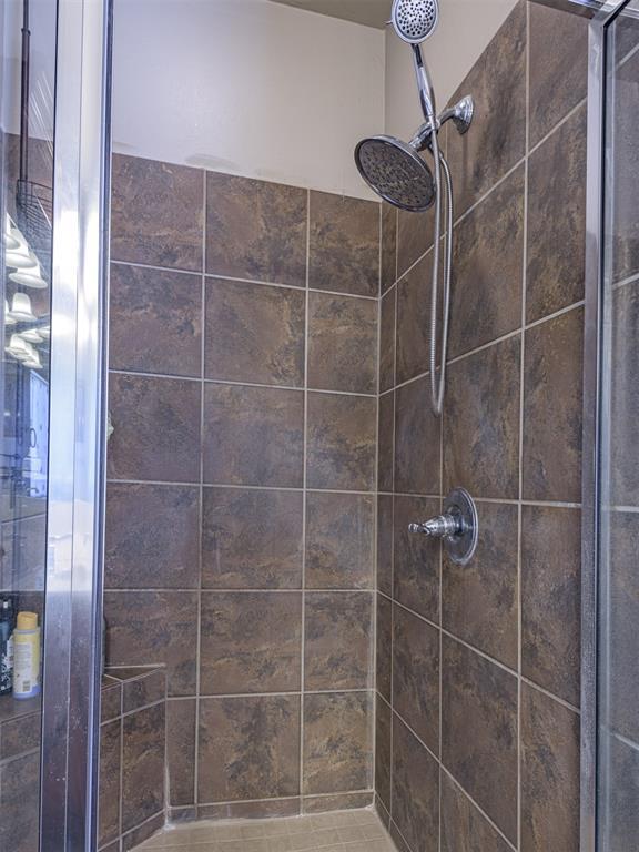 421 Meadow Run Ct, Yukon, OK 73099 - bathroom featuring a shower stall