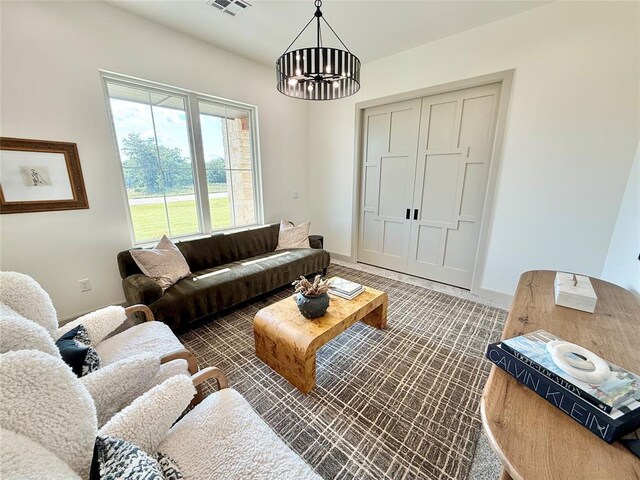 3320 Somerset Farms Rd, Newalla, OK 74857 - living area featuring a chandelier and baseboards