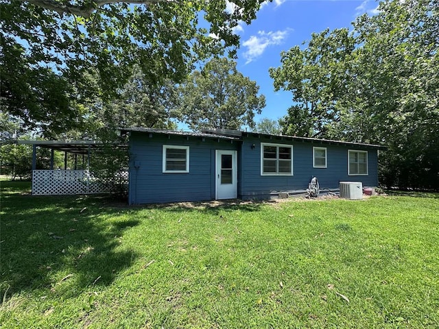 811 N Broadway St, Broken Bow, OK 74728 - rear view of property featuring cooling unit and a yard