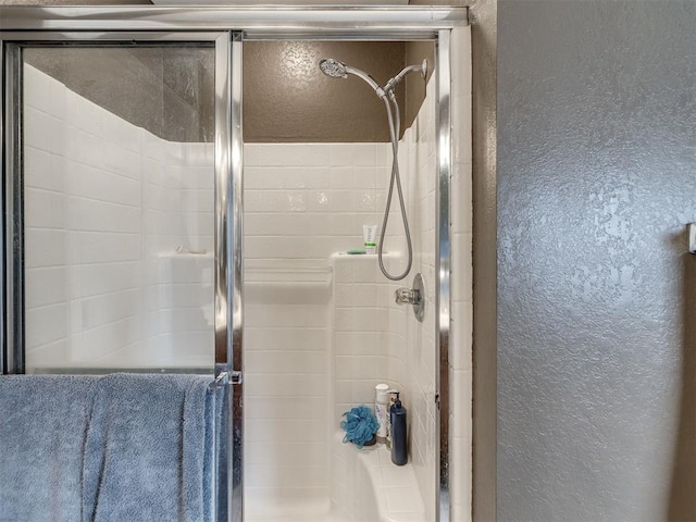 1816 Concord Pl, Norman, OK 73071 - bathroom featuring a textured wall and tiled shower