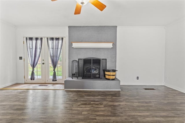 2020 Lyle Rd, Weatherford, OK 73096 - living room featuring wood finished floors, a ceiling fan, crown molding, a fireplace, and baseboards