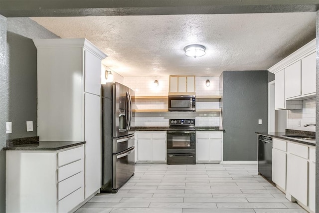816 Woodbury Dr, Edmond, OK 73034 - kitchen with stainless steel appliances, dark countertops, tasteful backsplash, open shelves, and a textured ceiling