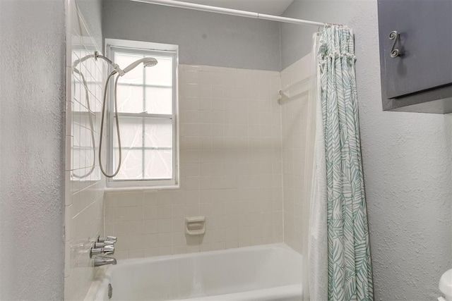 816 Woodbury Dr, Edmond, OK 73034 - full bath featuring a textured wall and shower / tub combo with curtain