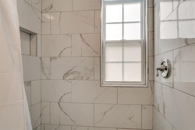 816 Woodbury Dr, Edmond, OK 73034 - bathroom with a tile shower