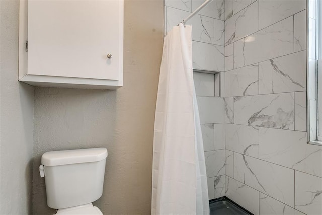 816 Woodbury Dr, Edmond, OK 73034 - full bathroom featuring toilet and a tile shower