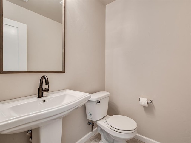915 Kings Canyon Rd, Norman, OK 73071 - bathroom with baseboards, a sink, and toilet