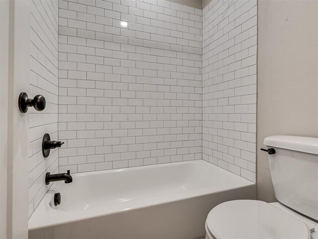 915 Kings Canyon Rd, Norman, OK 73071 - bathroom with toilet and  shower combination