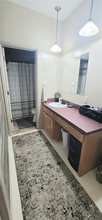 319 W Cedar Ln, Minco, OK 73059 - full bath with vanity, toilet, and curtained shower