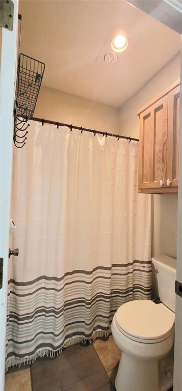 319 W Cedar Ln, Minco, OK 73059 - full bath with toilet, tile patterned floors, and curtained shower