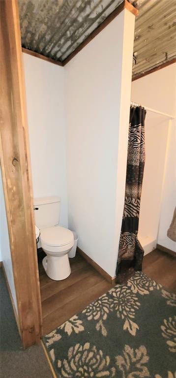 319 W Cedar Ln, Minco, OK 73059 - full bath featuring toilet, wood finished floors, curtained shower, and baseboards