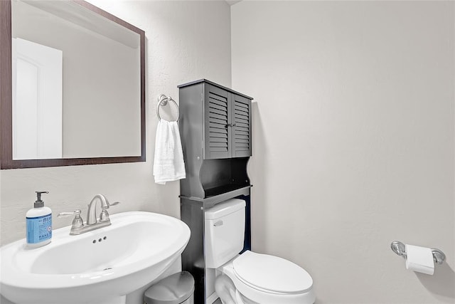 13640 Ridge View Ln, Edmond, OK 73025 - half bathroom featuring a sink, toilet, and a textured wall