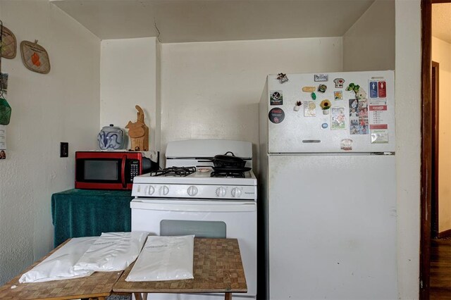 407 S Norman Ave, Moore, OK 73160 - kitchen with white appliances