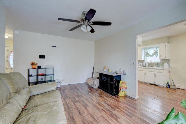601 Oak Creek Dr, Yukon, OK 73099 - living area featuring light wood-type flooring, a ceiling fan, and baseboards