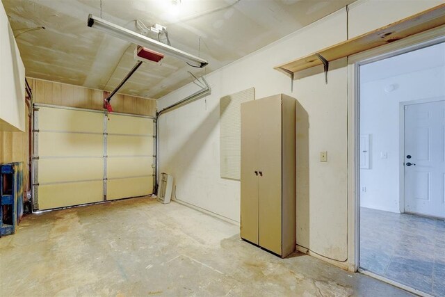 601 Oak Creek Dr, Yukon, OK 73099 - garage featuring a garage door opener