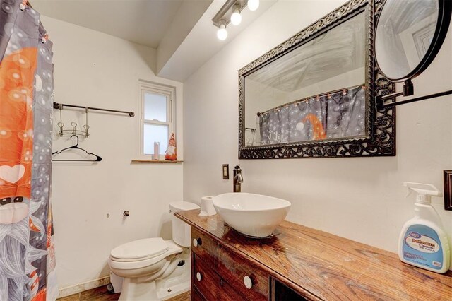 601 Oak Creek Dr, Yukon, OK 73099 - bathroom with vanity, toilet, and curtained shower