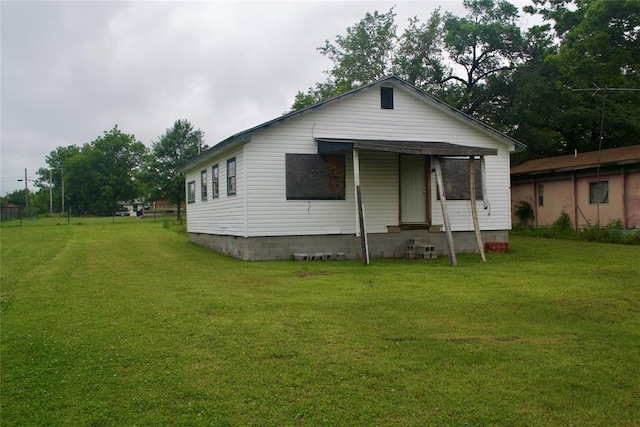 812 S 1st Ave, Stroud, OK 74079 - view of front of home featuring a front lawn and crawl space