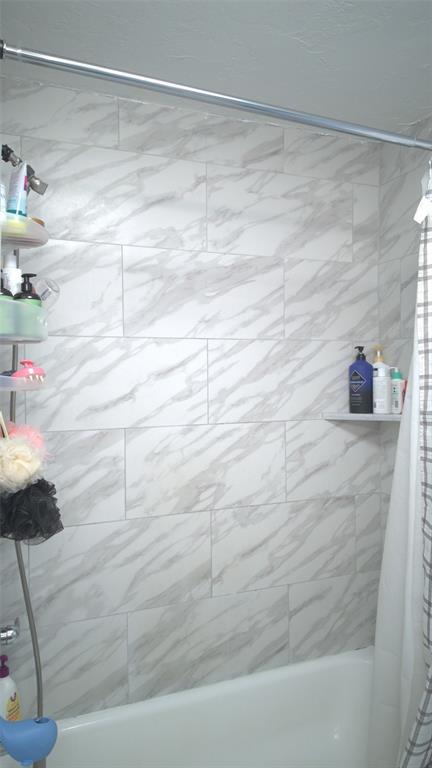 428 NW 91st St, Oklahoma City, OK 73114 - full bathroom featuring shower / bath combination with curtain