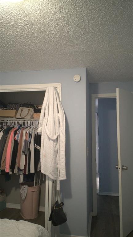 428 NW 91st St, Oklahoma City, OK 73114 - bedroom featuring a closet and a textured ceiling