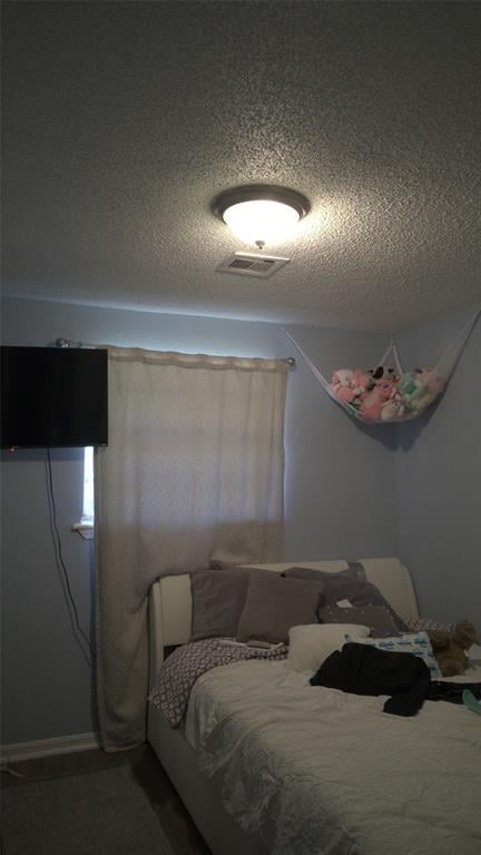 428 NW 91st St, Oklahoma City, OK 73114 - carpeted bedroom featuring a textured ceiling