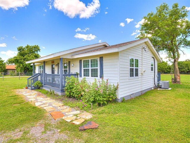 621 W 2nd St, Calumet, OK 73014 - view of front facade with covered porch, cooling unit, and a front yard